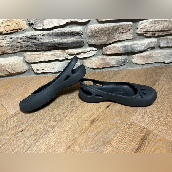 Women’s size 7 Crocs flats - Picture 2 of 5